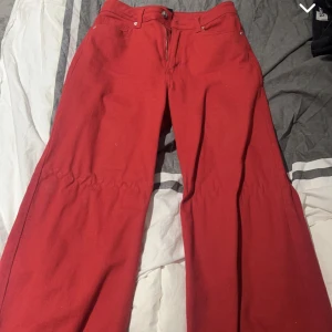 Röda jeans! - Superfina jeans köpta från hm, väldigt vida vid benen! (Vecket går att streck bort, tas bort från priset)  Storlek 38 Nypris 150 Mitt pris 90 kr 