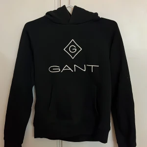 GANT hoodie för äldre barn - GANT hoodie i bra skick. Passar äldre barn, ungefär 13 - 14 åringar.