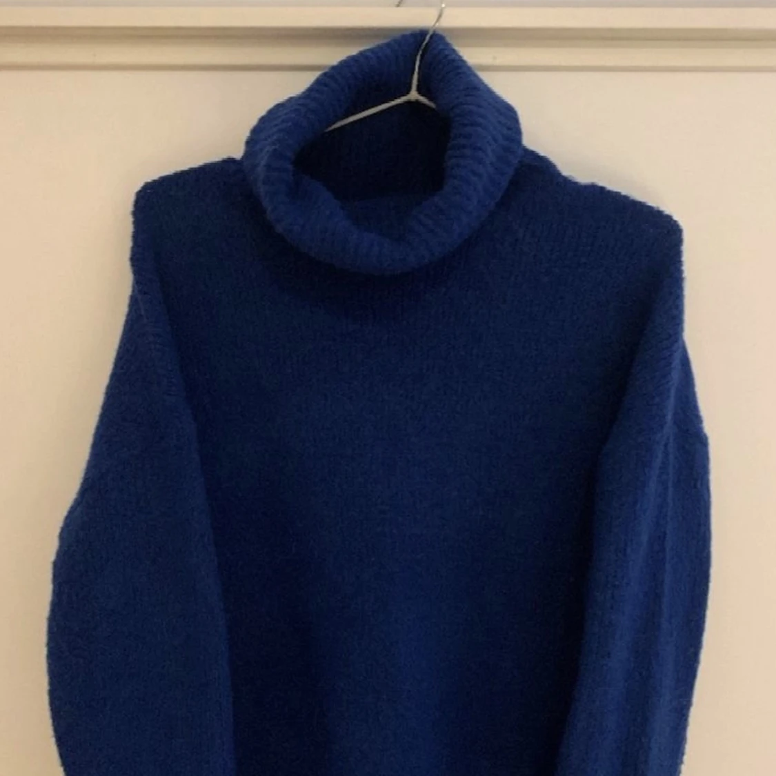 Blå stickad tröja - 90