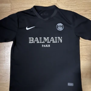 Balmain t shirt  - Balmain t shirt i ny skick för 320