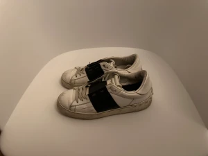 Valentino sneakers (36) - Säljer dessa då jag ej använt dem på ca 3 år. Superslitna men någon kanske vill ha dem 😀