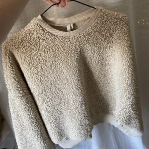 Tröja - Säljer denna super mysiga tröja i strl M från Nelly! Knappt använd!