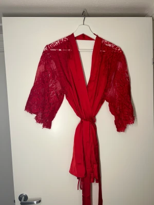 Röd kimono - Fin röd kimono. Aldrig använd med prislappen kvar. Öppen rygg.