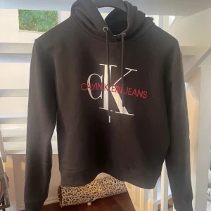 Calvin klein hoodie  - En fin Calvin Klein hoodie. Använd ett fåtal gånger. Storlek M. Fraktkostnad tillkommer.