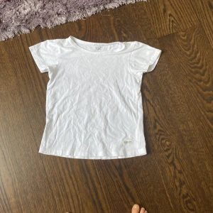 Basic vit t-shirt - Jag säljer en vit basic t-shirt. 