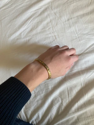 Guldarmband - Säljer detta snygga armband i behöv av pengar då jag inte får någon användning av det.
