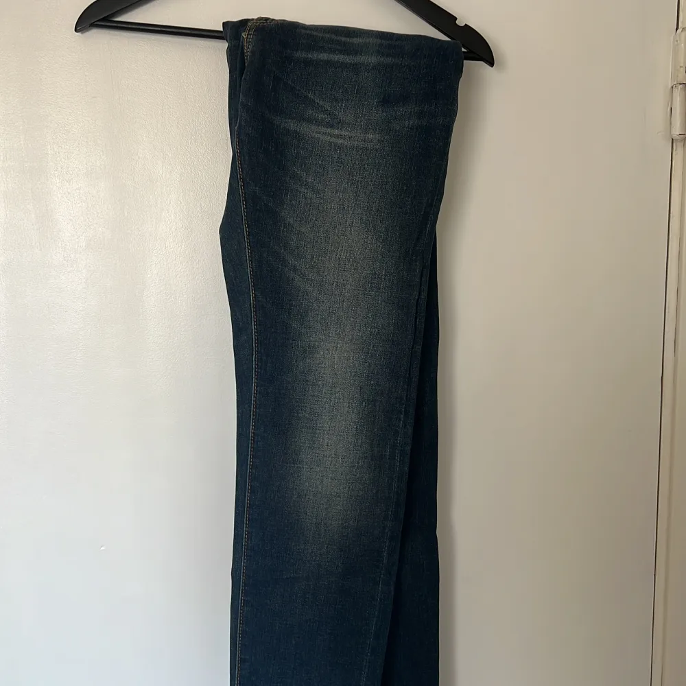 Oanvända Levis jeans som köptes i fel storlek . Jeans & Byxor.