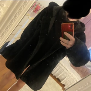 Pälsjacka  - Pälsjacka i fint skick, storlek xl men liten i storleken, jag har vanligtvis xs/s och på bilderna ser ni hur den sitter på mig. 200kr elr bud 🖤( har shorts på mig) 