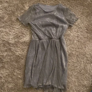 Klänning - Fin skimrande kort klänning