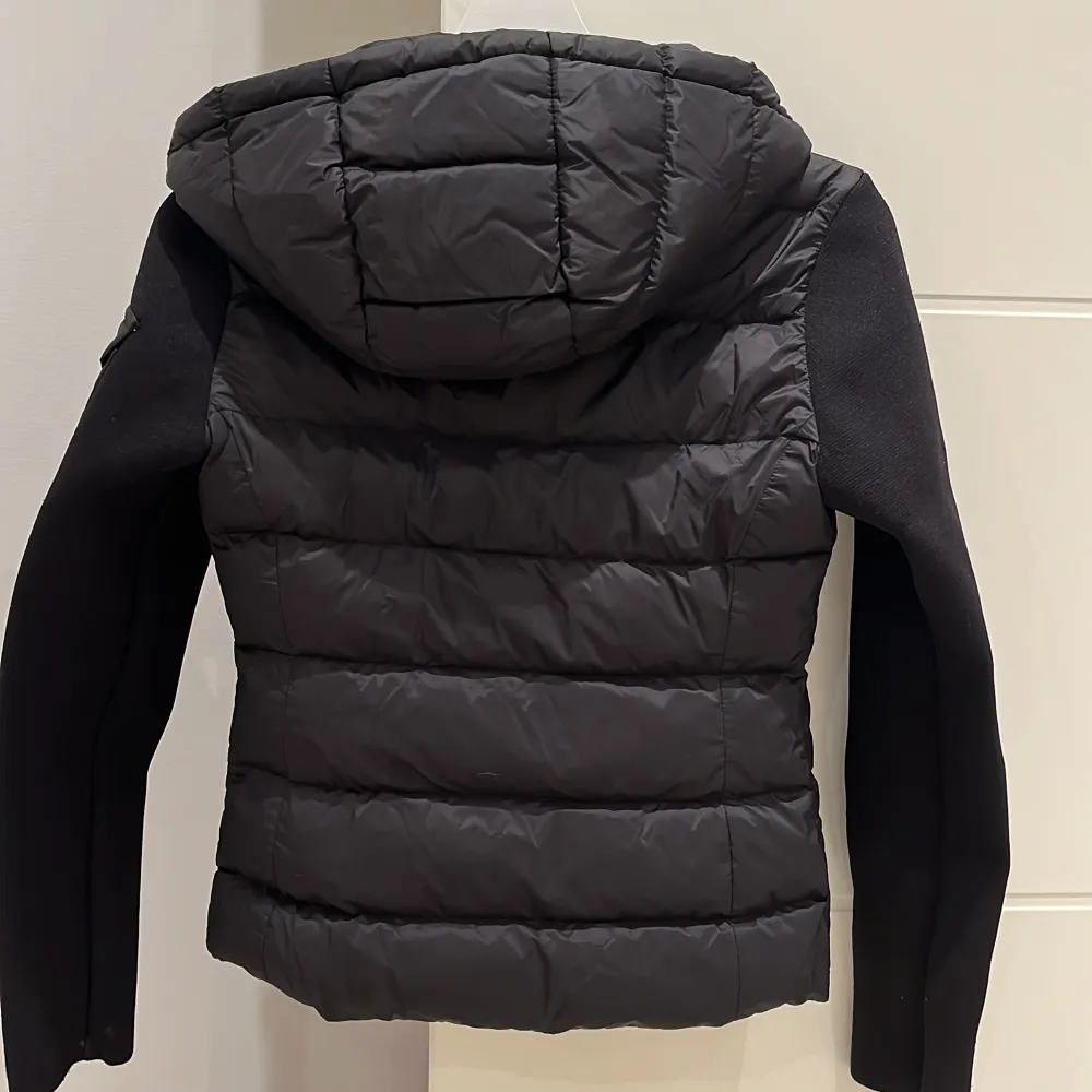 En falsk moncler jacka (AA-kopia) i jätte bra material samt skick. Använd endast vid fåtal tillfällen. . Jackor.