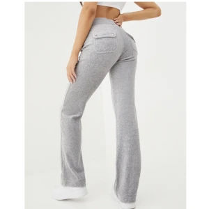 Juicy Coutore Byxor Grå - Fina trots jag haft dom länge, säljer pågrund av att dom börjar bli förkorta på mig💕skulle rekommendera folk under 166cm att köpa dessa.