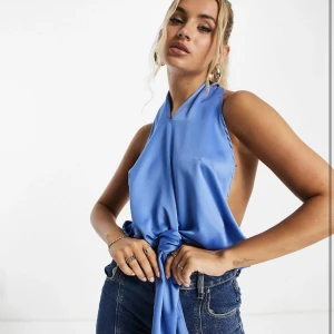 Siden topp med öppen rygg - Siden topp med knut framtill. Öppen i ryggen. Använd en gång, nyskick.