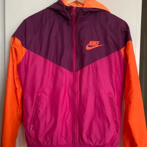 Nike jacka - Använt den 1 gång! Är som ny och jättefin färg. Passar till träning/running och som vardags jacka. Kan posta men du står för frakten.