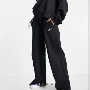 Vida mjukisbyxor Nike - Långa och vida byxor från Nike. Säljs då de är för långa för mig. Nyskick. Högmidjade.