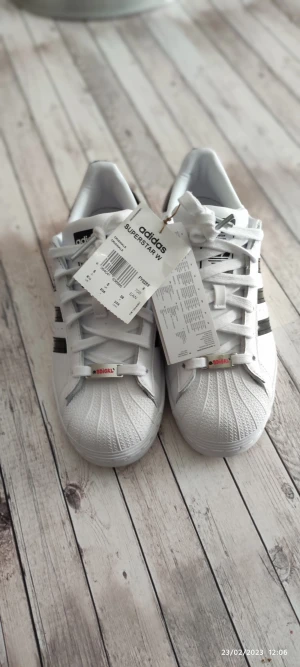 Nya Adidas Superstar  Special Edition i stl 38  - Nya Adidas Superstars Special Edition i stl 38  Pris 750 kr  Nypris 1299 kr 