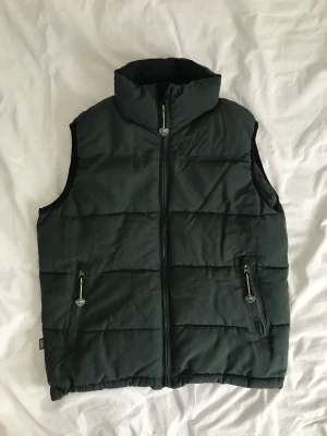 Stuf väst - Tajt och puffig väst från stuf som har resor man kan ändra passformen med längst ner💌