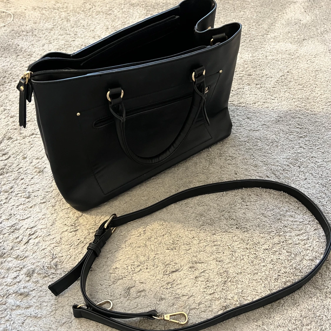 Svart väska med guld detaljer 