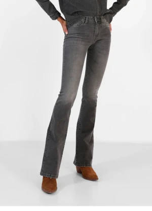 Gråa bootcut jeans - Perfekta gråa bootcut Jeansen💫ny pris ca 730 kr⭐️ dom är endast använda 2 gånger 