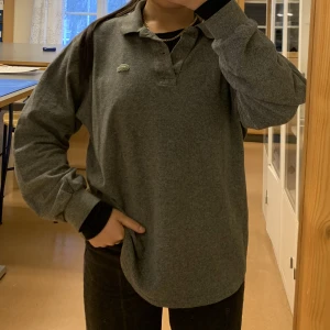 Vintage Lacoste piké  - As fin piké från Lacoste, köpt vintage!  Passar XS-L beroende hur man vill att den ska sitta 🥰