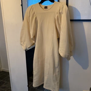 Klänning - Supersöt beige klänning från Gina tricot i storlek s. 
