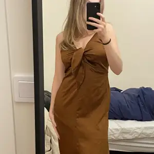Underbart fin kopparfärgad/brun klänning! Sista bilden visar hur den är glansig!😍 Lite osäker på om jag ska sälja men kan sälja vid snabb affär / bud! 🥂🤎