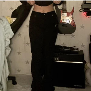 Kostymbyxor med spännen  - Säljs då de är lite långa för mig🖤 Det finns fickor på framsidan och spännen på baksidan av benen som går att ha öppna eller stängda + de går att reglera som man vill🖤Det är även spännen på sidorna av midjan så det går att reglera där också🖤Olika detaljer