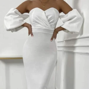 Jätte snygg student klänning  - Jätte elegant och snygg student klänning som var lite för liten för mig och aldrig använts 