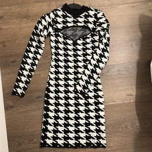 Klänning  - En jätte fin klänning som har en liten öppning vid brösten. Storlek S men passar även xs då den är tajt och stretchig. Använd en gång. Super fin. 