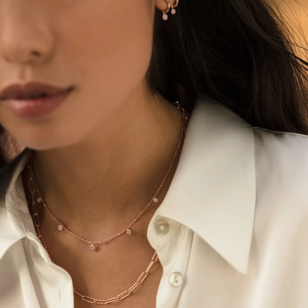 Monica Viander choker halsband i rose guld med 5 pink tourmaline gems. 38- 43cm/15 -17’. Finns ej kvar på hemsidan att köpa. Använt 2 gånger. Original pris: 1600. Accessoarer.