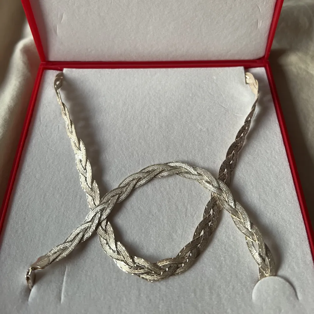 Halsband & armband set i äkta silver köpt på guldfynd. Settet är helt oanvänt som tyvärr inte kommit till någon användning. Säljer de tillsammans för 1500. Priset kan diskuteras vid snabbaffär . Accessoarer.