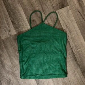 Topp - En grön topp ifrån GinaTricot i storlek S💗Jag har sytt in den lite i midjan eftersom den var väldigt stor men det är inget man tänker på🥰annars är skicket 10/10!💗