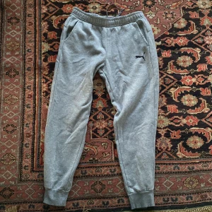 Grå Puma Sweatpants - Säljer mina grå Puma träningsbyxor.  Använt bara en gång. Skick 10/10.  Meddela mig om priset :)