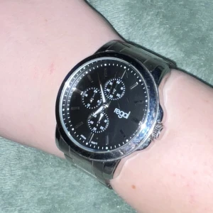 Regal klocka - Fin regal klocka i stainless steel. Knappt använd men fått sig lite repor när den legat i byrån. Dock syns inte reporna lika tydligt som på bilderna. Fotade med blixt för att försöka få med dom. Behöver ett nytt batteri 🪫   50kr eller bud