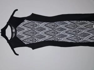 Klänning - Svart klänning med mönster från H&M. Använd 1 gång. Storlek 36.