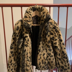 Leopardmönstrad jacka - Leopardmönstrad jacka, fint skick! Använd fåtal gånger. 