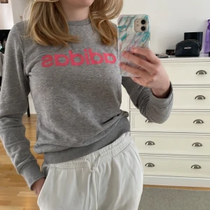 Adidas tröja - Superfin grå Adidaströja som jag tyvärr har vuxit ur, sparsamt använd. Storlek 164 (13-14 år).