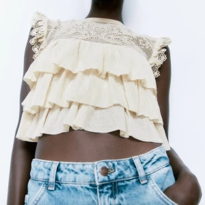 Volangtopp från Zara - Fin volangtopp från Zara! Storlek S