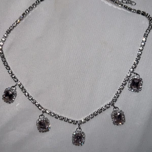 Rosa silvriga halsband  - Rosa och silvriga helt nya halsband säljes.