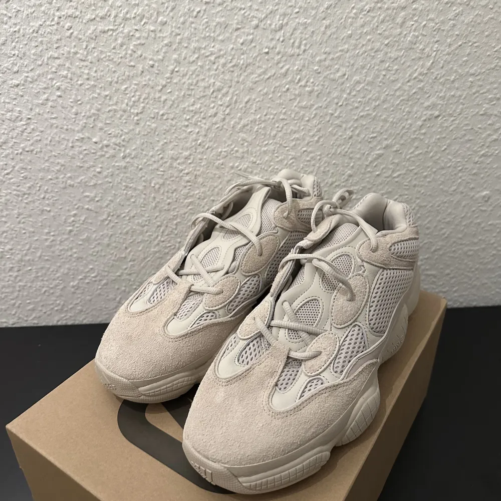 Yeezy blush aldrig använda . Skor.