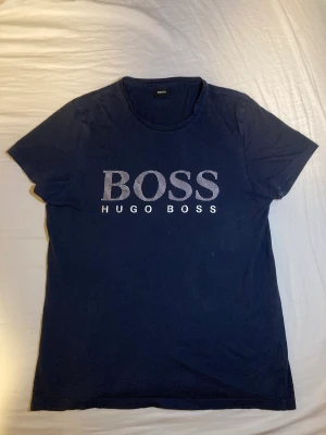 Hugo Boss Pixel Logo - Använd väldigt få gånger. Inga fläckar eller skador. Säljs pågrund av lite användning. Pris kan diskuteras 