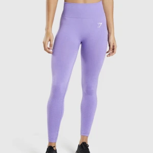 Gymshark tights - Säljer min lila gymshark tights då jag aldrig använder dem. Dem är använda max 2 gånger, alltså är dem som nya. Dem är även slutsålda på hemsidan.
