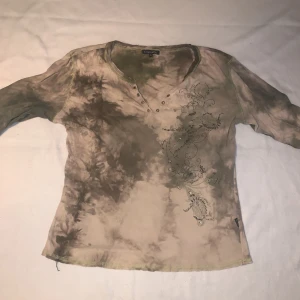 Tröja - Longsleeve köpt secondhand. Lite kortare i armarna. Står XL men skulle verkligen säga att d mer en S typ. Skriv vid frågor. 💓