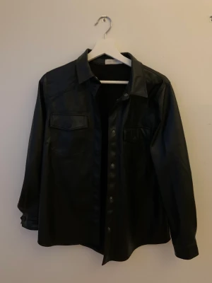 Fejk skinnjacka  - Säljer den skit cool fejk skinnjacka från zara barn❤️ jättesnygg att ha till sommaren med ett par jeans short❤️ har används cirka två gånger😁 kan diskutera priset 