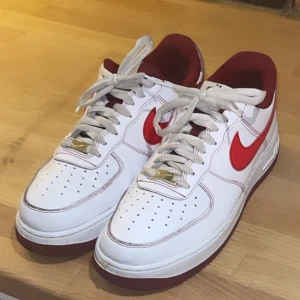 nike air force vercity red - stl 42,5 i helt okej skick