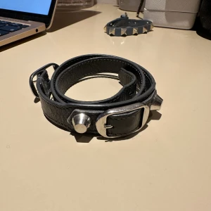 Balenciaga armband - Coolt balenciaga armband i snygg mörkgrå färg :)