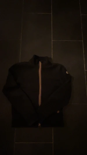 Moncler tröja  - Skick:9/10 Storlek:M Mitt pris:3099 Kvitto finns 