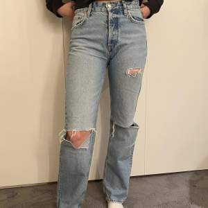 Blåa zara jeans med hål. Midwaist