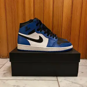 Air Jordan 1 retro high BG ’SOAR’ 705300-400 SOAR/BLACK-WHITE Använd varsamt fåtal gånger  (Ops, skon står på fel kartong på bilden men orginal kartongen finns) 