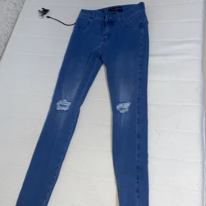 Jeans byxor  - Hål byxor blåa och dom e ganska nya använt bara 2 gånger