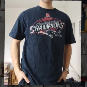 NFL t-shirt - Skick:8/10 Storlek: L Modell: Unisex/Herr "New England Patriots" T-Shirt från 2011 ca, nice oversized fit och passar bra till streetstyle/skate/y2k outfits.  Har ni några frågor är det bara att höra av er! :-)